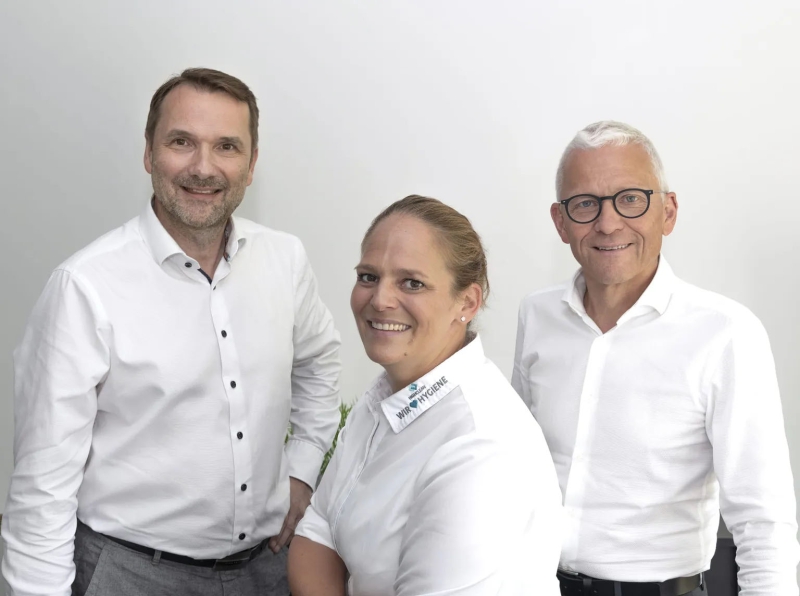 Martin Bald (li.) und Simone Bäumer von der HIGHCLEAN GROUP heißen Roman Eisenberg mit seinem Unternehmen PTS im Fachgroßhandelsverbund willkommen.